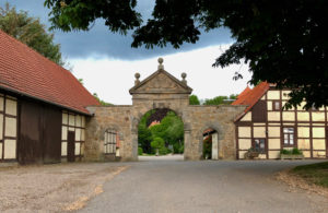 Das Hoftor bildet seit 1722 den Zugang zum insgesamt unter Denkmalschutz stehenden Hofkomplex.